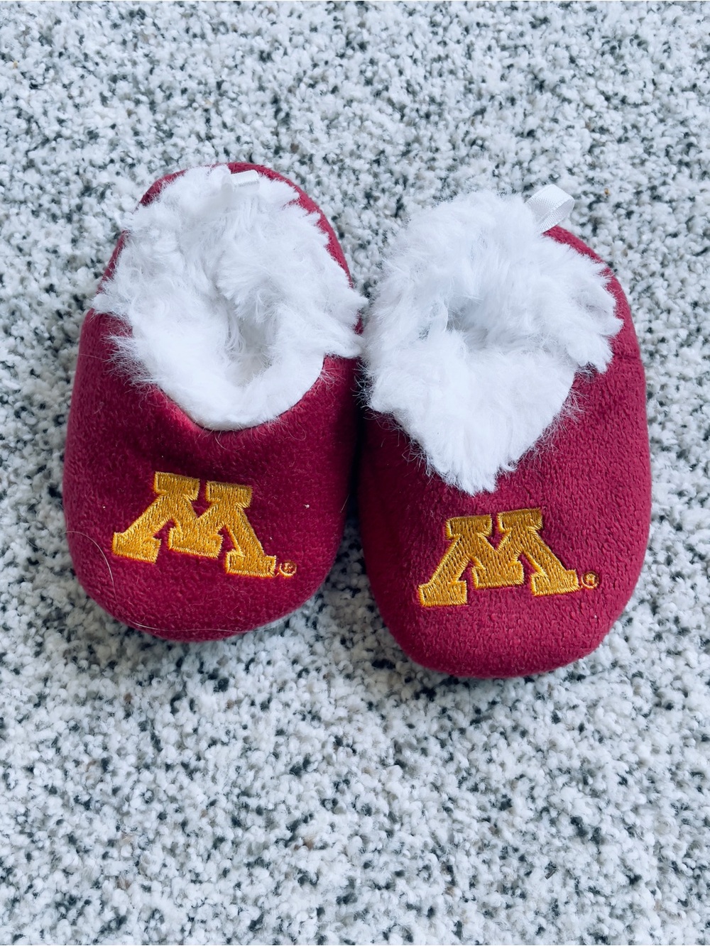 University of Minnesota Maroon Fuzzy Baby Slippers size XL fit age 18mo to 24 mo
